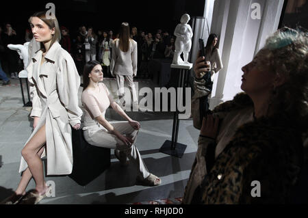 Kiev, Ukraine. Feb 2019 2ème. Les modèles sont vus présenter création par Elvira designer ukrainien Gasanova au cours de l'Ukrainian Fashion Week à Kiev, Ukraine. L'événement de la mode présente des collections automne/hiver 2019-2020 par les designers ukrainiens du 01-05 février, 2019. Credit : SOPA/Alamy Images Limited Live News Banque D'Images