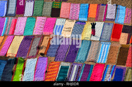 Kumardubi, Jharkhand, India. 5 déc, 2018. Une femme vu marcher sur les vêtements colorés répartis sur le sol à côté de la banque de la rivière Barakar du Jharkhand. Le Dhobi Ghat (lave-sol) d'Kumardubi dans le Jharkhand Province est le plus important dans le monde. Credit : Avishek Das/SOPA Images/ZUMA/Alamy Fil Live News Banque D'Images