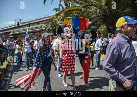 Caracas, Venezuela. Feb 2019 2ème. Les manifestants déguisés en personnages de Disney pour appuyer les États-Unis de la pression sur le gouvernement Maduro au cours d'une manifestation contre M. Maduro. Les partisans de l'opposition de prendre part à un rassemblement contre le président vénézuélien Nicolas Maduro à Caracas et le gouvernement d'appuyer le chef de l'opposition vénézuélienne et l'auto-proclamé président par intérim Juan Guaido. Credit : SOPA/Alamy Images Limited Live News Banque D'Images