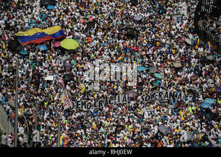 Caracas, Venezuela. Feb 2019 2ème. Grande foule de partisans du président Juan Guaido vu lors d'une protestation contre Maduro. Les partisans de l'opposition de prendre part à un rassemblement contre le président vénézuélien Nicolas Maduro à Caracas et le gouvernement d'appuyer le chef de l'opposition vénézuélienne et l'auto-proclamé président par intérim Juan Guaido. Credit : SOPA/Alamy Images Limited Live News Banque D'Images