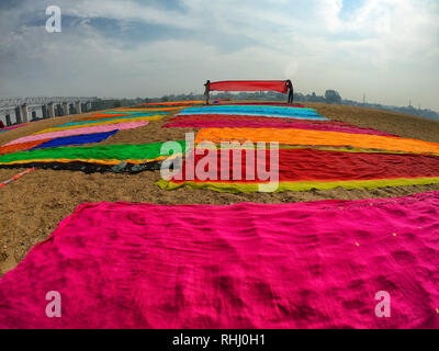 Kumardubi, Jharkhand, India. 5 déc, 2018. Dhobis (washermen) vu répandre les vêtements sur le sol à côté de la banque de la rivière Barakar du Jharkhand. Le Dhobi Ghat (lave-sol) d'Kumardubi dans le Jharkhand Province est le plus important dans le monde. Credit : Avishek Das/SOPA Images/ZUMA/Alamy Fil Live News Banque D'Images