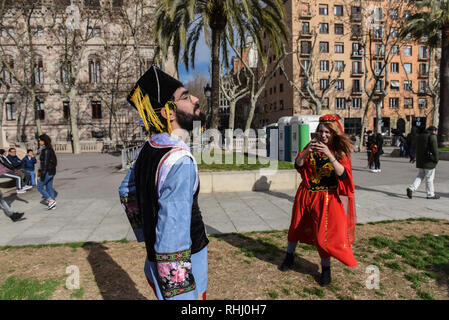 Barcelone, Espagne. Feb 2019 2ème. Un homme pose pour une photo lors de la célébration de la Nouvelle Année lunaire chinoise à Barcelone. La Nouvelle Année lunaire chinoise, l'année du cochon, commence le 5 février 2019 et se termine le 24 janvier 2019. Credit : SOPA/Alamy Images Limited Live News Banque D'Images