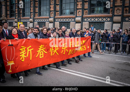 Barcelone, Espagne. Feb 2019 2ème. Les autorités municipales et les représentants de la communauté chinoise vivant à Barcelone sont vu tenant une bannière célébrant le Nouvel An chinois 2019. Credit : SOPA/Alamy Images Limited Live News Banque D'Images