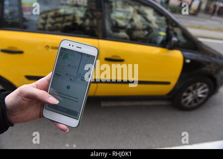 Barcelone, Espagne. Feb, 2019 2. Un homme peut contenir jusqu'un smartphone montrant l'application Uber à Barcelone, où ride-entreprises et Cabify hailing Uber suspendu leurs services en janvier dernier, 31, 2019 en raison des nouvelles restrictions approuvées par le gouvernement catalan sur la façon dont ils fonctionnent dans cette ville espagnole. Crédit : John Milner SOPA/Images/ZUMA/Alamy Fil Live News Banque D'Images