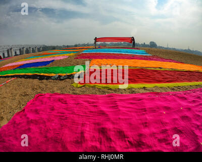 Dhobis (washermen) vu répandre les vêtements sur le sol à côté de la banque de la rivière Barakar du Jharkhand. Le Dhobi Ghat (lave-sol) d'Kumardubi dans le Jharkhand Province est le plus important dans le monde. Banque D'Images