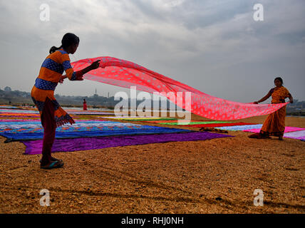 Dhobis (washermen) vu répandre les vêtements sur le sol à côté de la banque de la rivière Barakar du Jharkhand. Le Dhobi Ghat (lave-sol) d'Kumardubi dans le Jharkhand Province est le plus important dans le monde. Banque D'Images