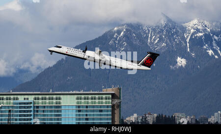 Richmond, Colombie-Britannique, Canada. Feb, 2019 2. Air Canada Express, un Bombardier Dash 8 Q400 de turboprop avion régional (C-GSJZ) décolle de l'Aéroport International de Vancouver. L'avion est détenu et exploité par Jazz Air et vole sous contrat avec Air Canada. Credit : Bayne Stanley/ZUMA/Alamy Fil Live News Banque D'Images