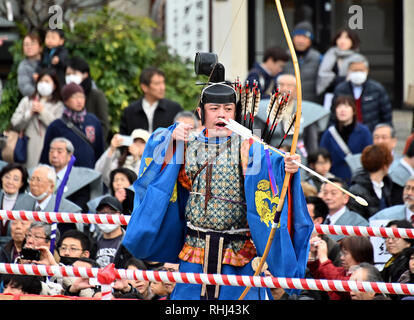 Tokyo, Japon. 3, 2019. Les gens en tenue de cérémonie participent à un rituel spécial célébrant l'arrivée du printemps au centre-ville d'un Sanctuaire Shinto de Tokyo le Dimanche, Février 3, 2018, dans un acte symbolique de jeter les haricots rôti de chasser tous les mauvais esprits de l'année précédente et en apportant le bonheur et la santé pour l'année à venir. Credit : Natsuki Sakai/AFLO/Alamy Live News Crédit : AFLO Co.,Ltd/Alamy Live News Banque D'Images