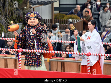 Tokyo, Japon. 3, 2019. Les gens en tenue de cérémonie participent à un rituel spécial célébrant l'arrivée du printemps au centre-ville d'un Sanctuaire Shinto de Tokyo le Dimanche, Février 3, 2018, dans un acte symbolique de jeter les haricots rôti de chasser tous les mauvais esprits de l'année précédente et en apportant le bonheur et la santé pour l'année à venir. Credit : Natsuki Sakai/AFLO/Alamy Live News Crédit : AFLO Co.,Ltd/Alamy Live News Banque D'Images