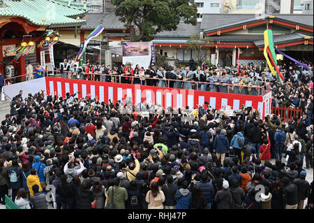 Tokyo, Japon. 3, 2019. Les gens en tenue de cérémonie participent à un rituel spécial célébrant l'arrivée du printemps au centre-ville d'un Sanctuaire Shinto de Tokyo le Dimanche, Février 3, 2018, dans un acte symbolique de jeter les haricots rôti de chasser tous les mauvais esprits de l'année précédente et en apportant le bonheur et la santé pour l'année à venir. Credit : Natsuki Sakai/AFLO/Alamy Live News Crédit : AFLO Co.,Ltd/Alamy Live News Banque D'Images