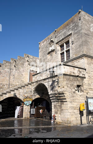 Hippocrate Place de la vieille ville fortifiée de Rhodes est la plus grande place de la ville, entouré de cafés et restaurants. C'est un excellent endroit pour manger Banque D'Images