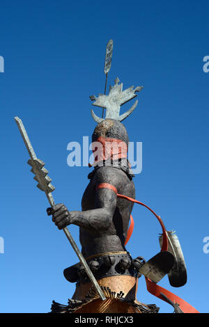 Une sculpture en bronze intitulée 'Apache Mountain Spirit Dancer' par Craig Dan Goseyun au Museum of Indian Arts & Culture à Santa Fe, Nouveau Mexique Banque D'Images