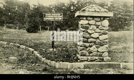 . L'univers des oiseaux. Les oiseaux, les oiseaux, l'ornithologie. Rapports des agents de terrain 423. Entrée de la station expérimentale de AMSTON. Photographie par H. K. Emploi. été donné, les deux avec une lanterne et sHdes avec motion-photos. Une nouvelle illus- tré lecture circulaire a été publié et est en cours d'envoi. Un nombre considérable de nouvelles photographies d'oiseaux ont été réalisés pour l'Association, et aussi un certain nombre de nouveaux sujets de films. Parmi ces derniers sont les suivants : grand concours d'oies et cygnes sauvages sur la côte de Virginie, pris sur un voyage pour le Bureau international de l'étude biologique, en mars 1917 ; une grande colonie de sternes sur Banque D'Images