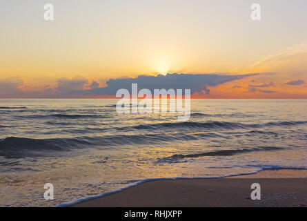 Lever du soleil sur la mer de rêve. Bien découle de l'nuages sur la mer Méditerranée dans la région de Valence en Espagne. Banque D'Images