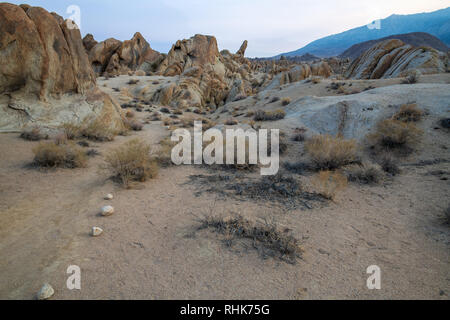 Sentier à travers l'Alabama Hills près de Lone Pine, Californie, USA Banque D'Images