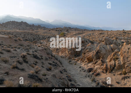 Un sentier de randonnée à travers l'Alabama Hills près de Lone Pine, Californie, USA Banque D'Images