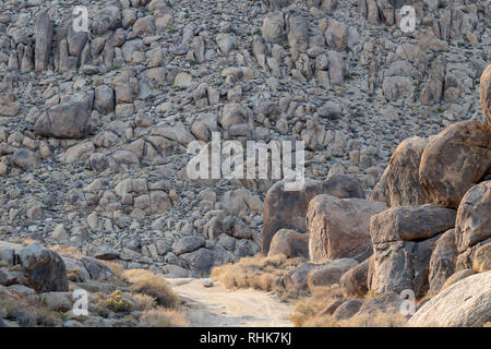 Un chemin de terre à travers l'Alabama Hills près de Lone Pine, Californie, USA Banque D'Images