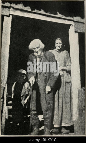 . La biologie de la mort, d'être une série de conférences prononcées à la Lowell Institute de Boston en Décembre 1920. La mort (biologie) ; la mort. FIG. 1. Photographie de John Shell, a prétendu être 131 ans, mais agir- ually sur 100, avec son épouse et fils putatif. (À partir de Nascher).. Veuillez noter que ces images sont extraites de la page numérisée des images qui peuvent avoir été retouchées numériquement pour plus de lisibilité - coloration et l'aspect de ces illustrations ne peut pas parfaitement ressembler à l'œuvre originale.. Pearl, Raymond, 1879-1940. Philadelphie, Londres, J. B. Lippincott Company Banque D'Images