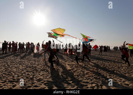 Cox's bazar, Bangladesh - Février 01, 2019 : Les participants, en majorité des jeunes, des cerfs-volants de différentes colures et variétés au cours d'un festival de cerf-volant traditionnel Banque D'Images