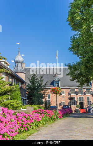 Avec des fleurs de la rue menant au château de Coevorden, Holland Banque D'Images