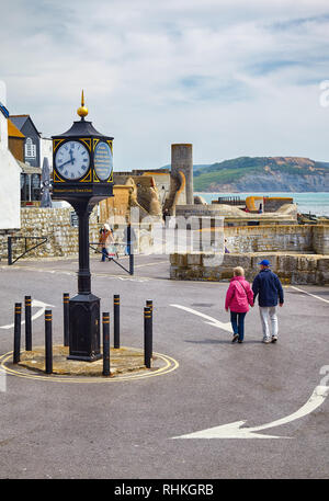 LYME REGIS, England - 12 MAI 2009 : Lyme Regis conflits du xxe siècle horloge dans le Parking porte de Cobb et l'arme falaise sur l'arrière-plan. Lyme Regis. Banque D'Images