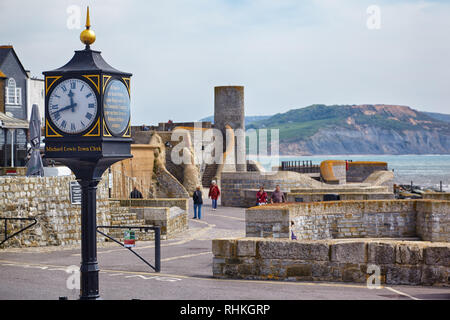 LYME REGIS, England - 12 MAI 2009 : Lyme Regis conflits du xxe siècle horloge dans le Parking porte de Cobb et l'arme falaise sur l'arrière-plan. Lyme Regis. Banque D'Images