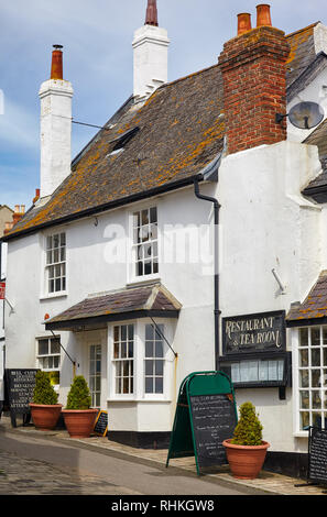 LYME REGIS, England - 12 MAI 2009 : la confortable maison blanche de falaise sur le restaurant Bell petite rue de la ville côtière de Lyme Regis. West Dorset. Banque D'Images