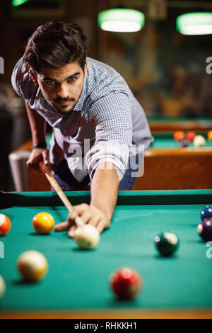 Jeu de billard- jeune homme jouant au billard club Banque D'Images