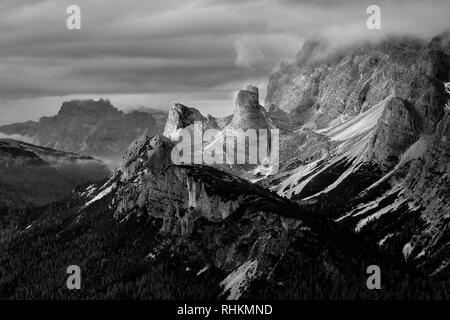 Le groupe Monte Cristallo Mountain, près de Misurina, Dolomites, Veneto, Italie. Le noir et blanc Banque D'Images