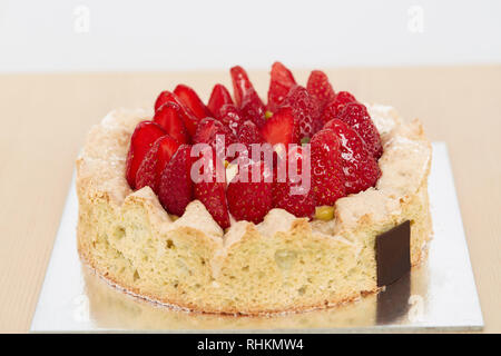 Close up of light gâteau avec des fraises à vendre à pâtisserie Banque D'Images