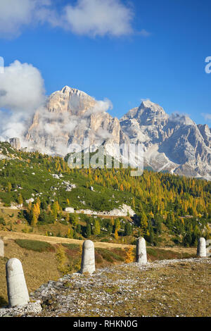 Tofano de Rozes et Tofano di Mezzo, Dolomites, Padova, Veneto, Italie. À l'automne Banque D'Images