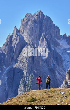 Avis de Cadini di Misurina, Misurina, Dolomites, Veneto, Italie. Avec deux promeneurs Banque D'Images