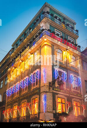 Au-dessus de la couche, l'excès des fêtes de Noël Décoration lumières dans un bâtiment à Baixa Chiado, Lisbonne, Portugal. Banque D'Images