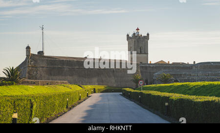 Saint Julien (Forteresse de Forte de Sao Juliao da Barra) entrée avec jardin verdoyant, tour, et phare, route avec Tony lampadaires, Oeiras, Lisbonne Banque D'Images