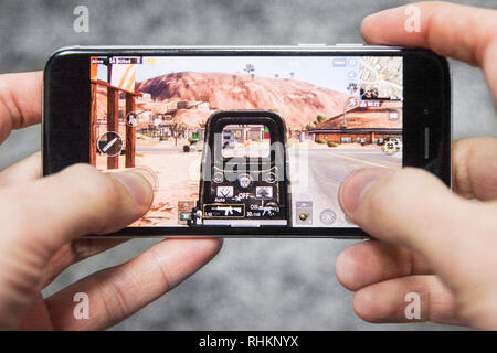 Los Angeles, Californie, USA - 17 décembre 2018 : un smartphone avec l'inconnu du joueur, également connu sous le nom de bataille de tir en ligne PUBG FPS Banque D'Images