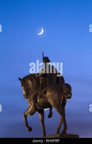 Statue de bronze du roi Tomislav. Au clair de lune, sur la place du roi Tomislav face à Zagreb Glavni Kolodvor (gare) Banque D'Images