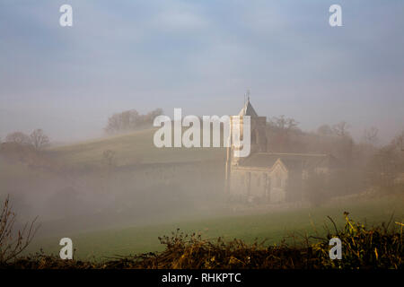 Matin d'hiver brumeux de l'église St Mary's à la vallée de Crosthwaite Lyth entre Kendal et Bowness On Windermere Cumbria Lake District Angleterre Banque D'Images