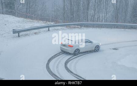 Snowy road trip sans chaînes à neige Banque D'Images
