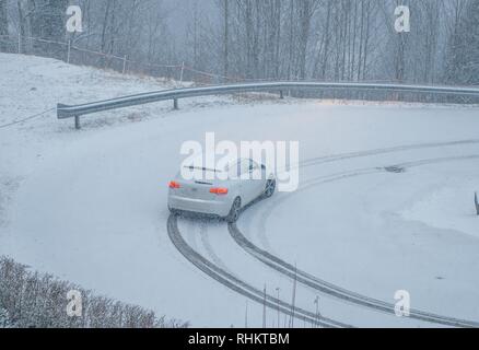 Snowy road trip sans chaînes à neige Banque D'Images