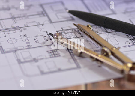 Les architectes des dessins sur une table en bois Banque D'Images