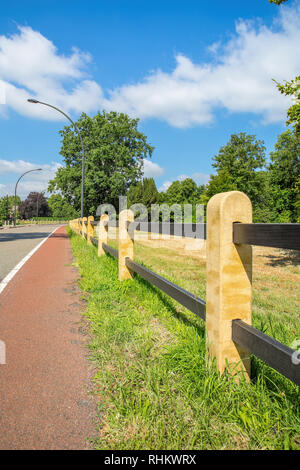 Clôture le long de la piste cyclable et la route aux Pays-Bas Banque D'Images