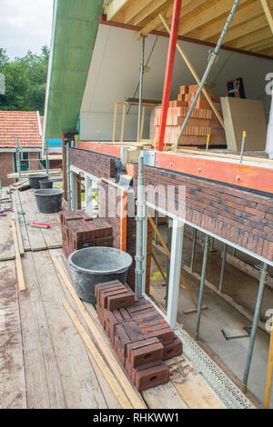 Jetée avec des planches d'échafaudage à la construction de l'emplacement de new house Banque D'Images