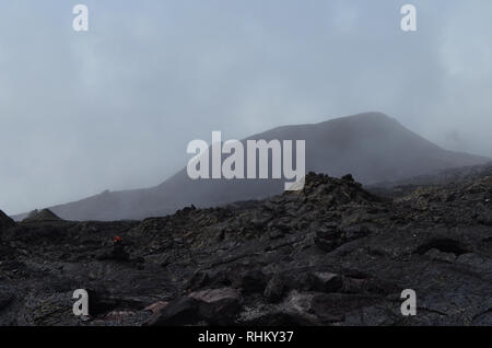 Des champs de lave dans les pentes et la caldeira du Piton de la Fournaise, un volcan actif à l'île de la Réunion, océan Indien Banque D'Images