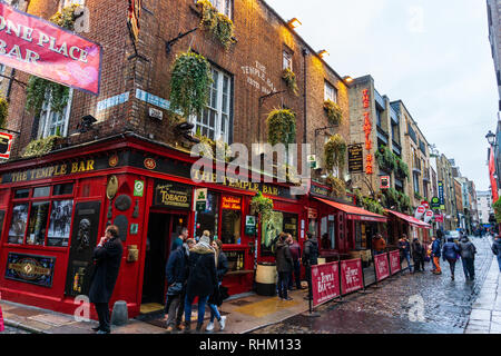 DUBLIN, IRLANDE - NOV 11 : scène de rue à Dublin, Irlande le 11 novembre 2013. Quartier historique de Temple Bar est connu comme quartier culturel de Dublin avec Banque D'Images