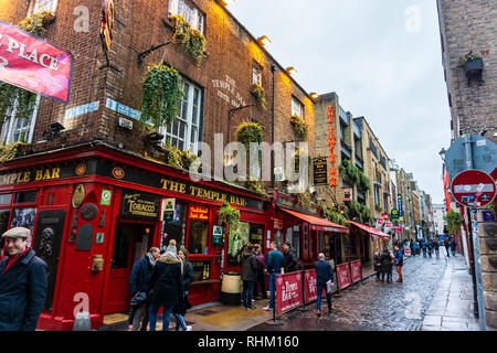 DUBLIN, IRLANDE - 11 février 2017 : Les gens en face du célèbre Temple Bar de Dublin pendant la parade de la Saint Patrick par nuit Banque D'Images