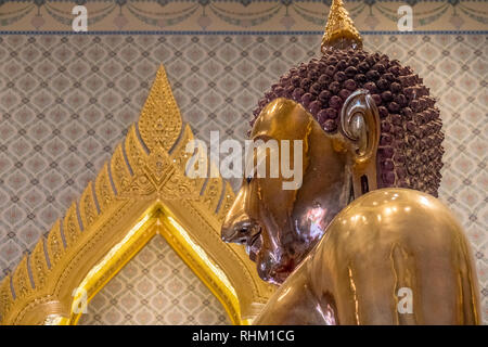 Bouddha en or massif à bangkok Banque D'Images
