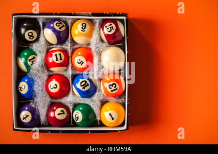 Toutes les boules de couleur dans un nouveau paquet sur fond orange Banque D'Images