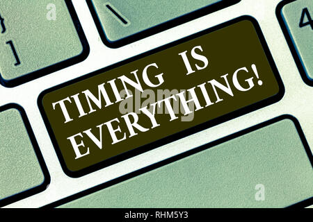 L'écriture note indiquant la synchronisation est tout. Photo d'affaires mettant en valeur le moment venu, tout se mettra en place à l'intention de touche clavier Banque D'Images