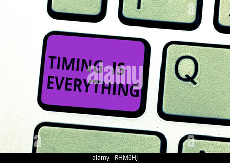 L'écriture note indiquant la synchronisation est tout. Photo d'affaires mettant en valeur le moment venu, tout se mettra en place à l'intention de touche clavier Banque D'Images