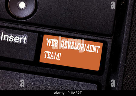 Écrit remarque montrant l'équipe de développement Web. Photo d'affaires mettant en vedette une équipe de développeurs qui travaillent vers un objectif final touche clavier Intention de créer Banque D'Images